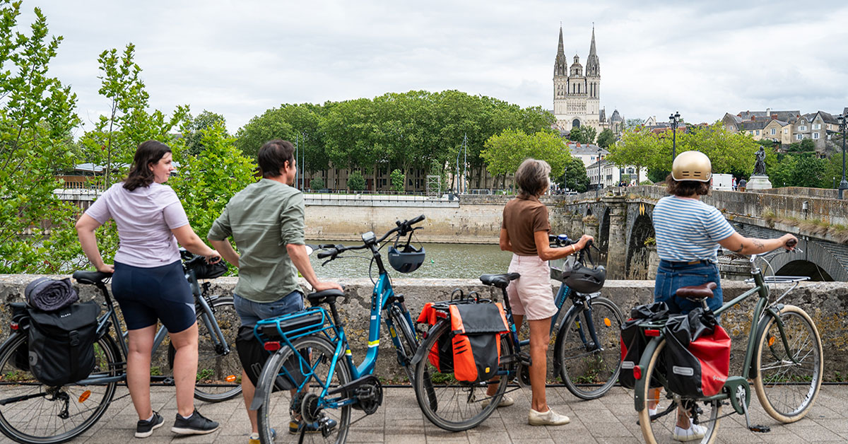 Personnes à vélo sur le pont de Verdun