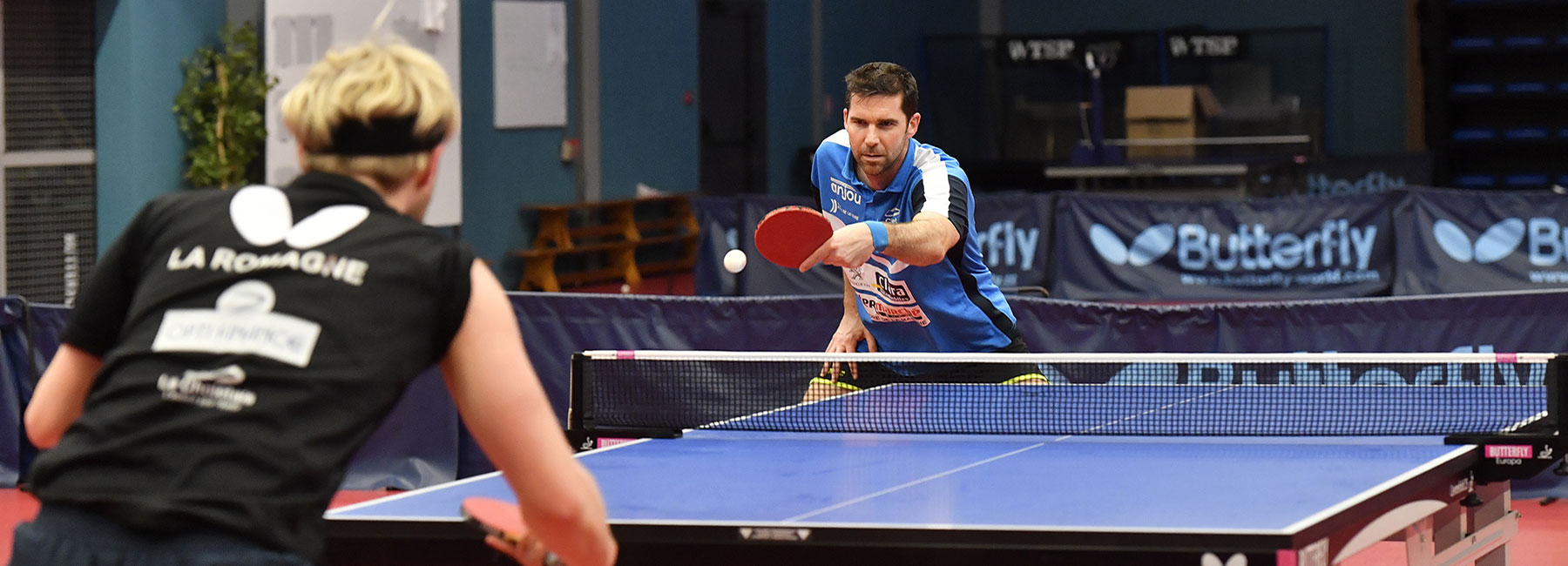 Personnes jouant au ping-pong