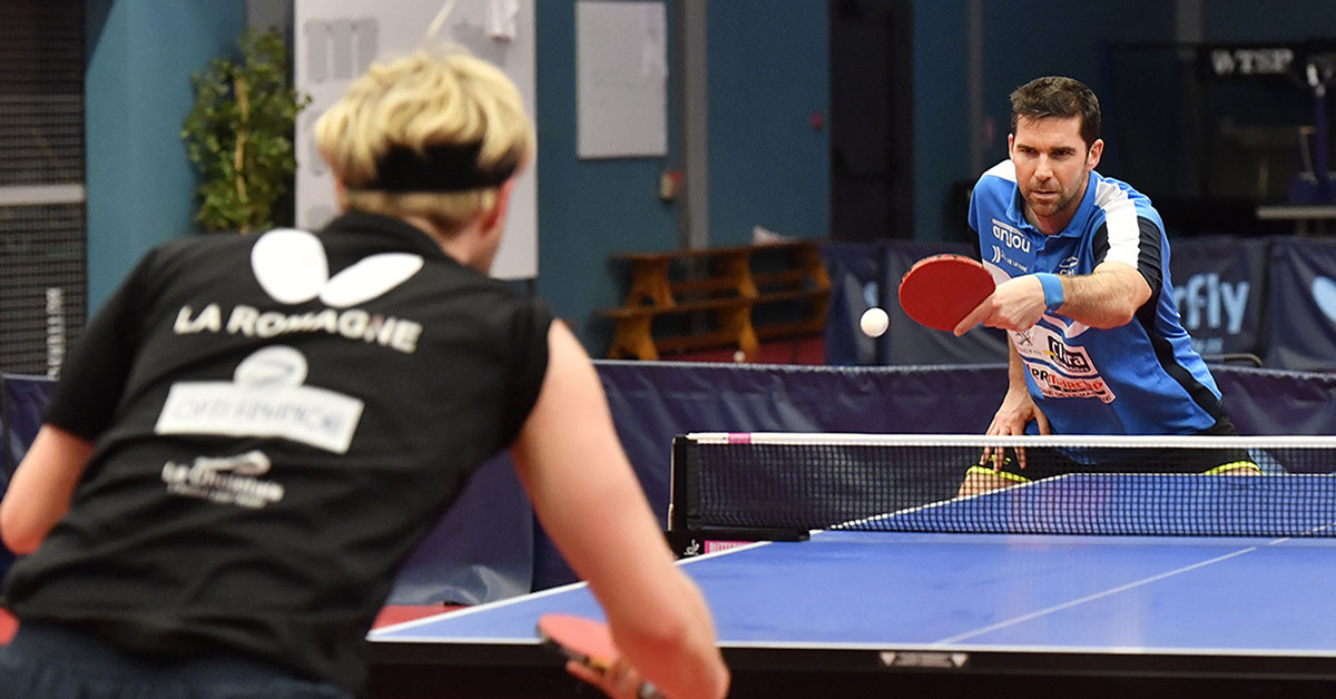 Personnes jouant au ping-pong